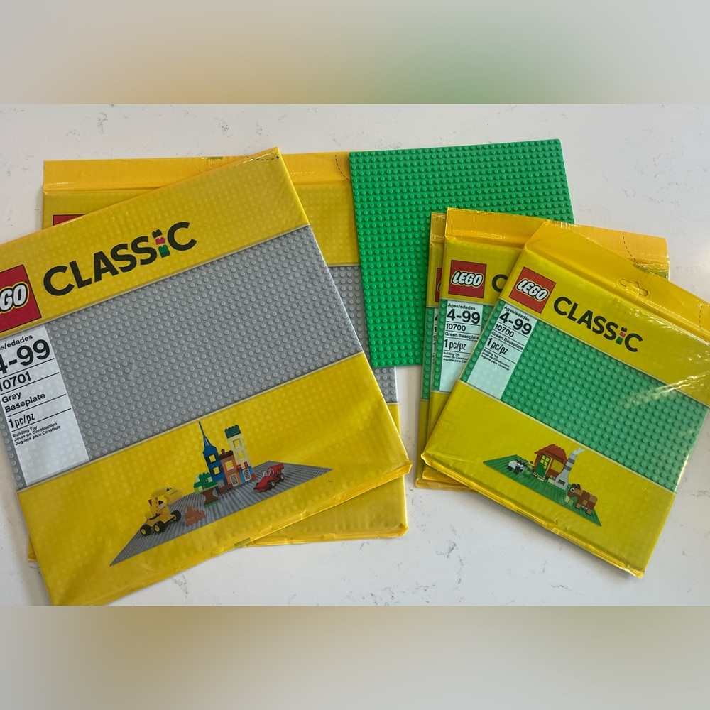 Lot of 4 green ( 32 x 32) & 2 Gray (48 x 48) LEGO Baseplates